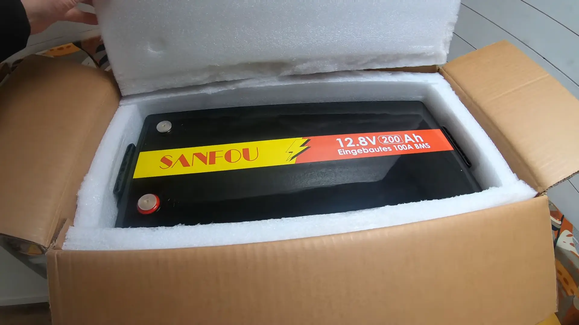 Der Inhalt des Kartons Batterie sanfou 200Ah